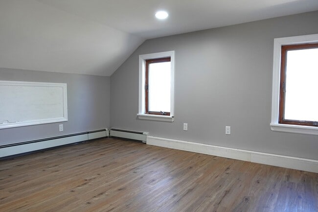 Building Photo - Super Cute 2 Bedroom Cottage