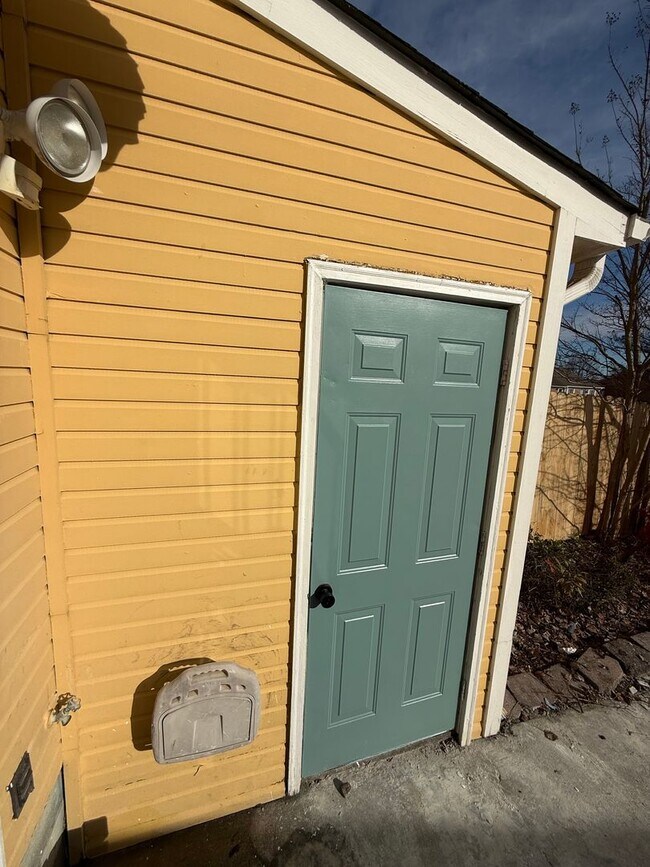 Building Photo - Newly Renovated Townhome 2 Bedroom - 2.5 Bathrooms