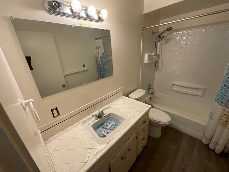 Building Photo - 935 N 85th St