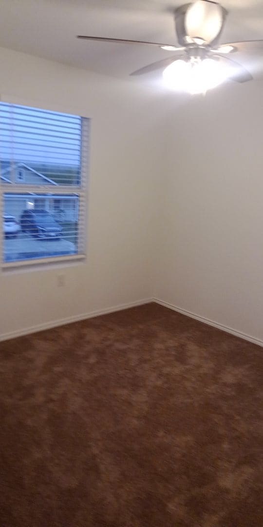 Building Photo - Spacious 4 Bed / 2.5 Bath Home