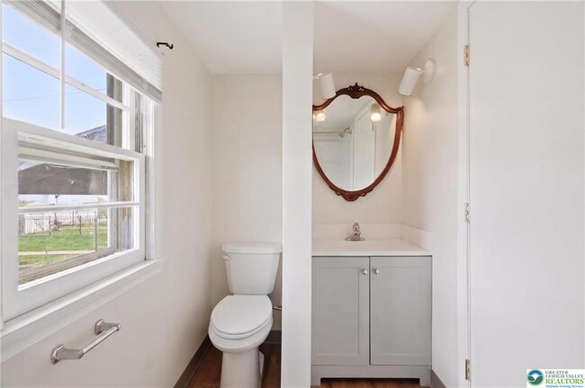 Building Photo - 819 Chestnut St