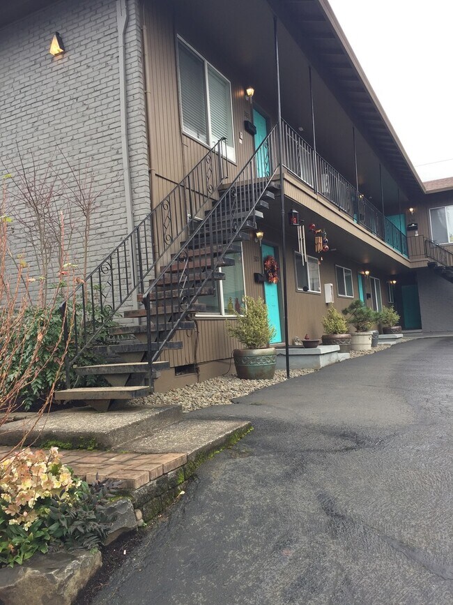 Building Photo - Lower 1 bed, off street parking, hardwoods...