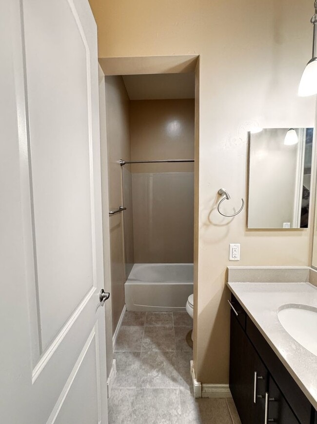 Building Photo - 4 Bedroom + den energy efficient Hamilton High