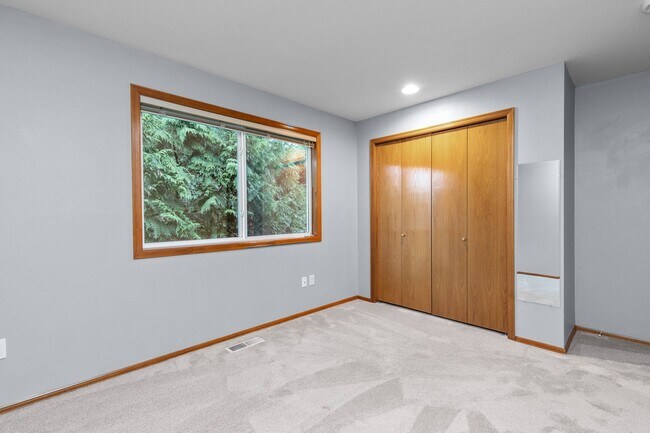 Building Photo - Spacious 4 bed/2.5 bath in Kirkland
