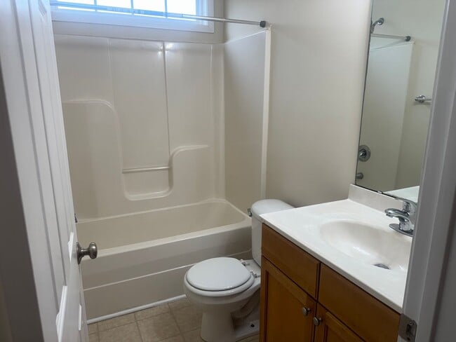 Building Photo - Fantastic 4br/2.5ba home, Conv to 40, excellent location, Available Now!