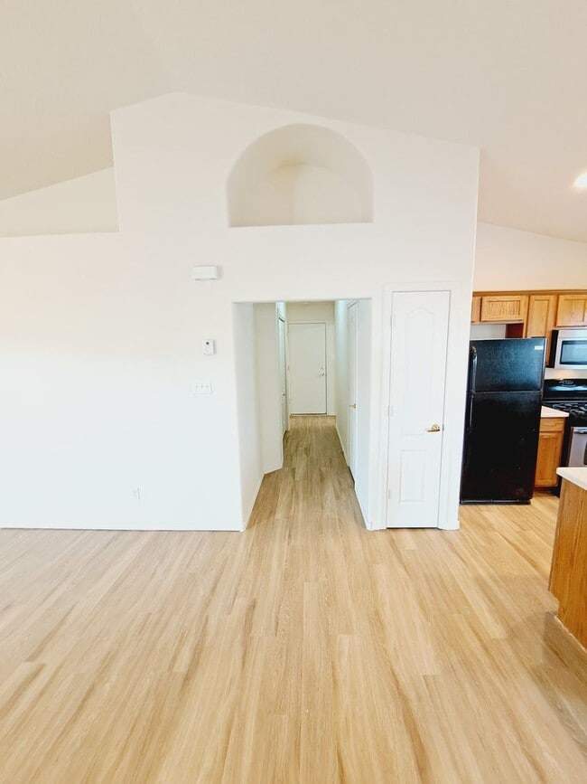 Building Photo - 4 bed home available in Huning Ranch!