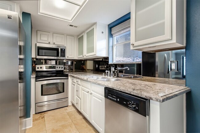 Building Photo - 10205 Regal Oaks Dr