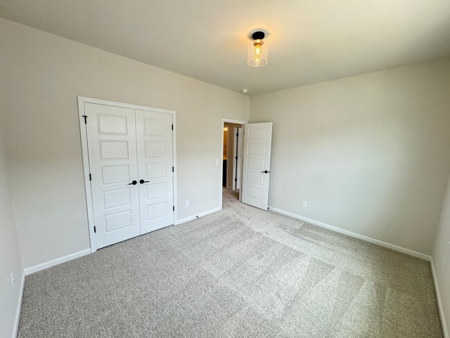 Building Photo - Built in 2024 End Unit with very convenien...
