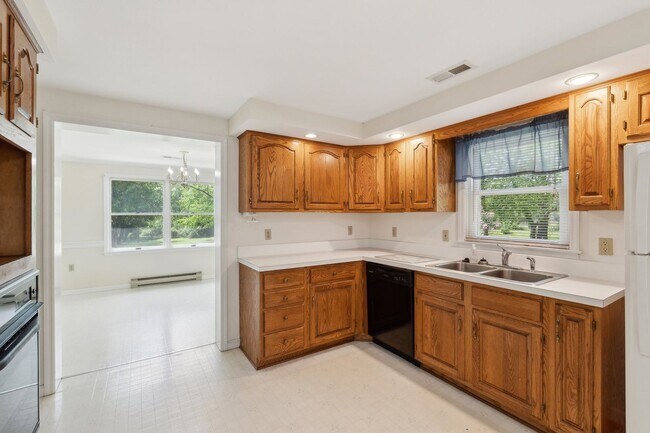Building Photo - Charming One-Level Home Nestled Among Matu...