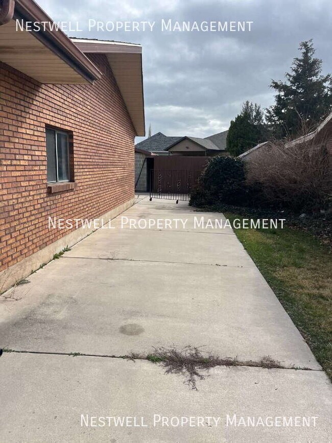 Building Photo - 893 W 1500 N St