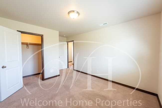 Building Photo - Newer Large Home in Great Neighborhood wit...