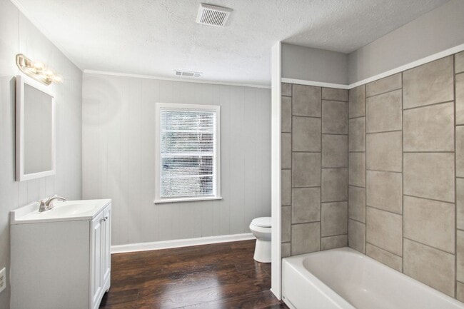 Building Photo - Large 2BR/2BA Eastside Savannah House For Rent