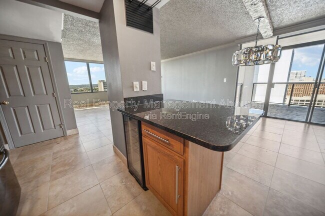 Building Photo - 410 W 7th St