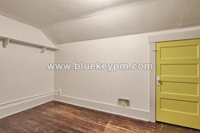 Building Photo - 3 Bed, 2 Bath Craftsman Home on Dead End R...