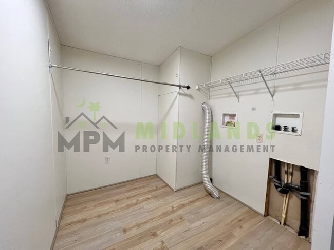 Building Photo - 373 McLee Rd