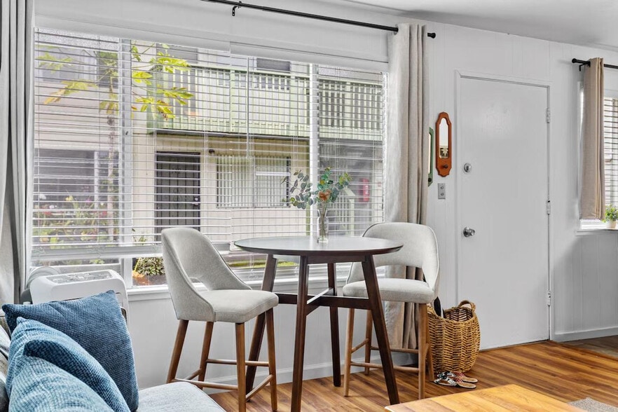 Building Photo - 485 Waianuenue Ave