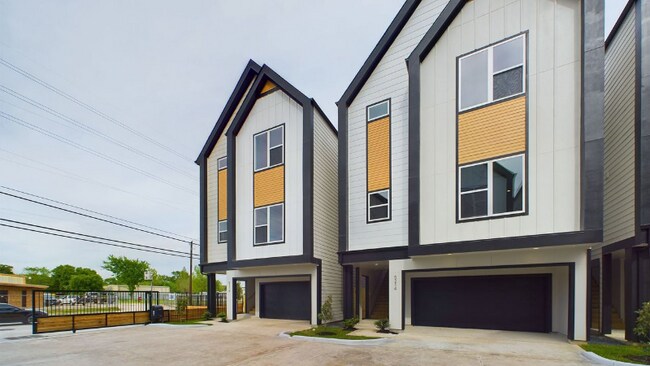 Building Photo - 5212 Pine Tree Dr