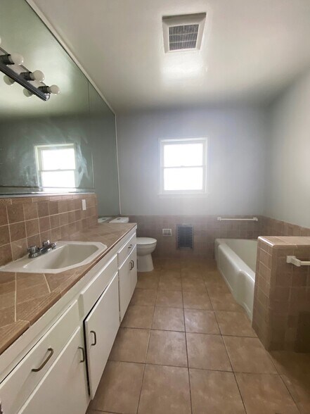 Building Photo - 10682 Kinnard Ave