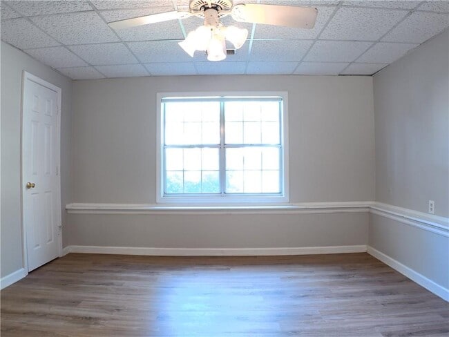 Building Photo - 2575 Overlake Dr