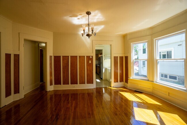 Building Photo - First Floor Flat Close to Campus Off Stree...
