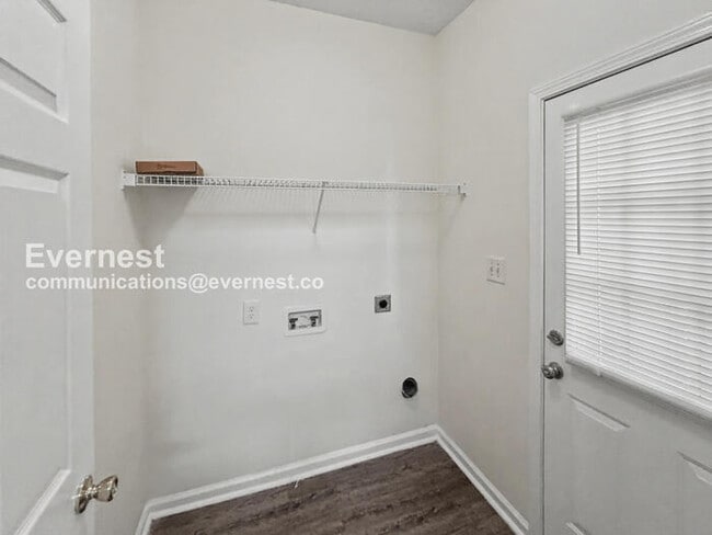 Building Photo - 3 Bed, 1.5 Bath Townhome with Fenced Yard / Pet-Friendly / Coming Soon!