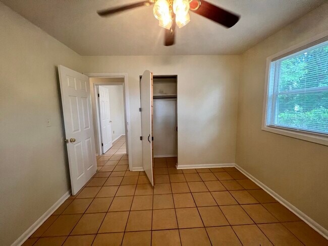 Building Photo - 3611 S Lakewood Dr