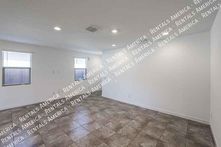 Building Photo - 8914 W Rancho Dr