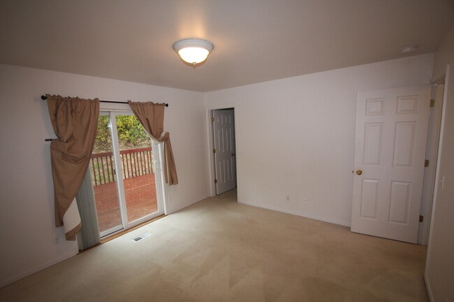 Building Photo - 4 Bedroom Eagle River Home!