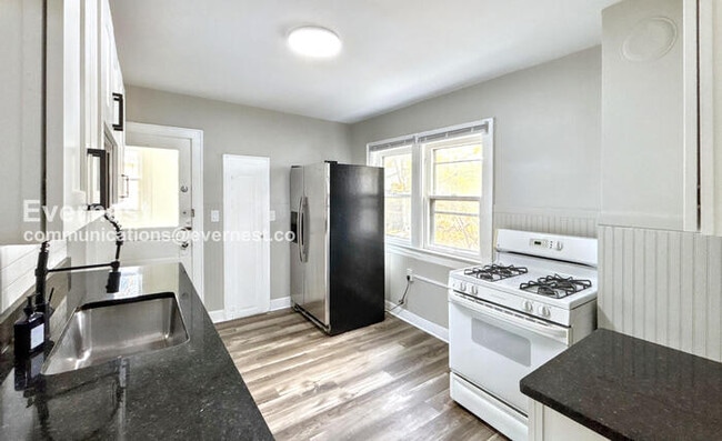 Building Photo - 464 E Oakland Ave