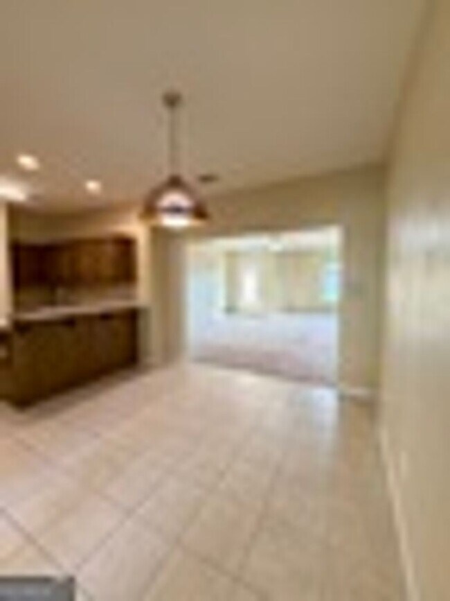 Building Photo - 200 Royal Palms Ave