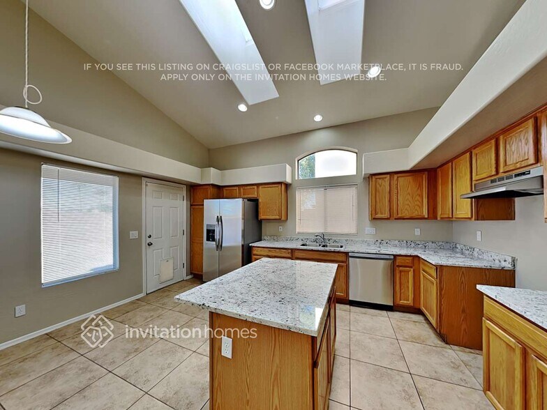 Building Photo - 1902 N 106th Ln