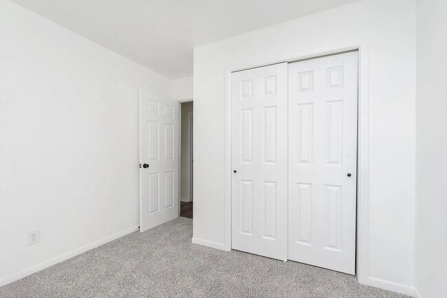 Building Photo - Renovated Duplex: Move-In Ready! 3 Bed, 1....