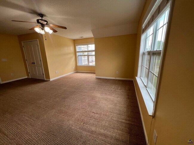 Building Photo - 206 Meyers Lake Dr