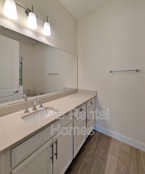 Building Photo - 2827 Montilla Dr