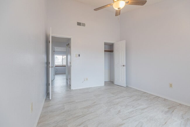 Building Photo - Comfortable 2 Bed 2 Bath - Pet Friendly & New Amenities!