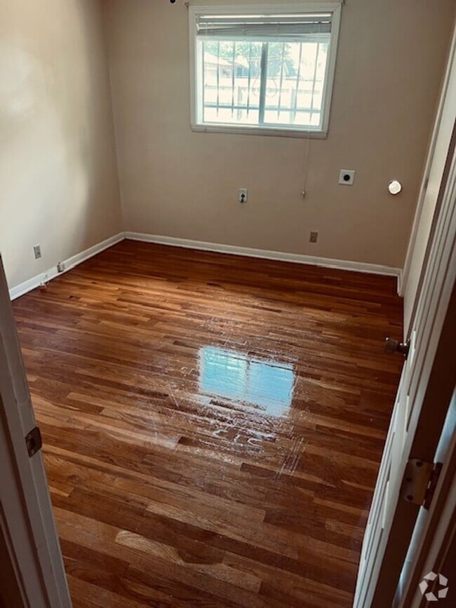 Building Photo - Two Bed One Bath in Volintine Evergreen