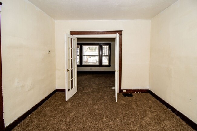 Building Photo - 9711 Parmelee Ave