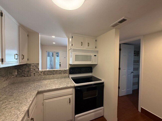 Building Photo - 402 75th Ave N
