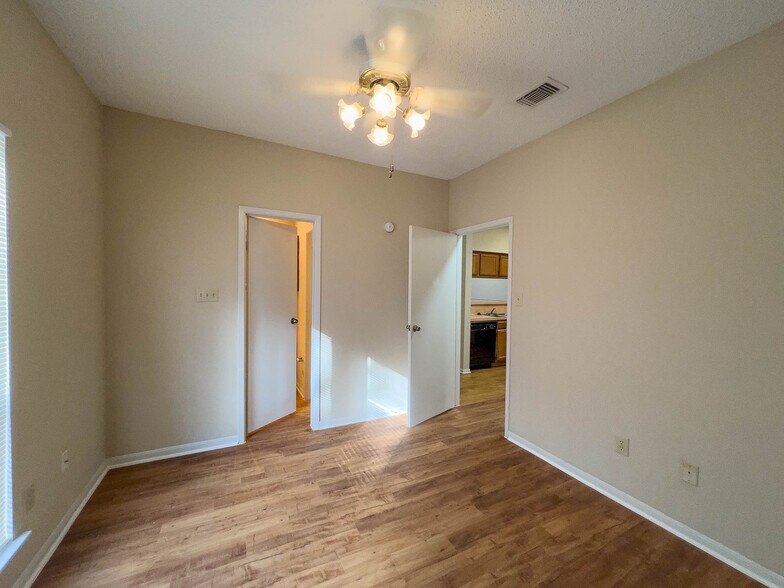 Building Photo - 2901 San Jacinto Blvd