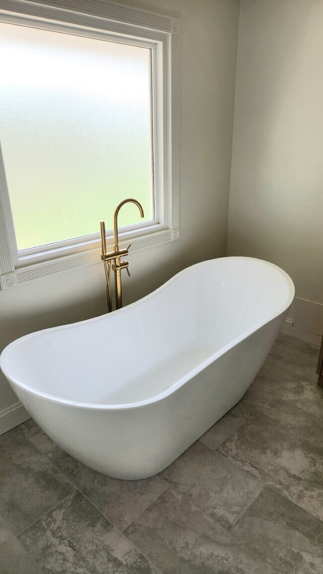 Building Photo - "Charming 3-Bed Oasis with 2.5 Baths on Carrington Court!"