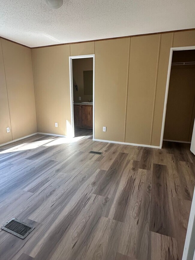 Building Photo - Country Living Charmer