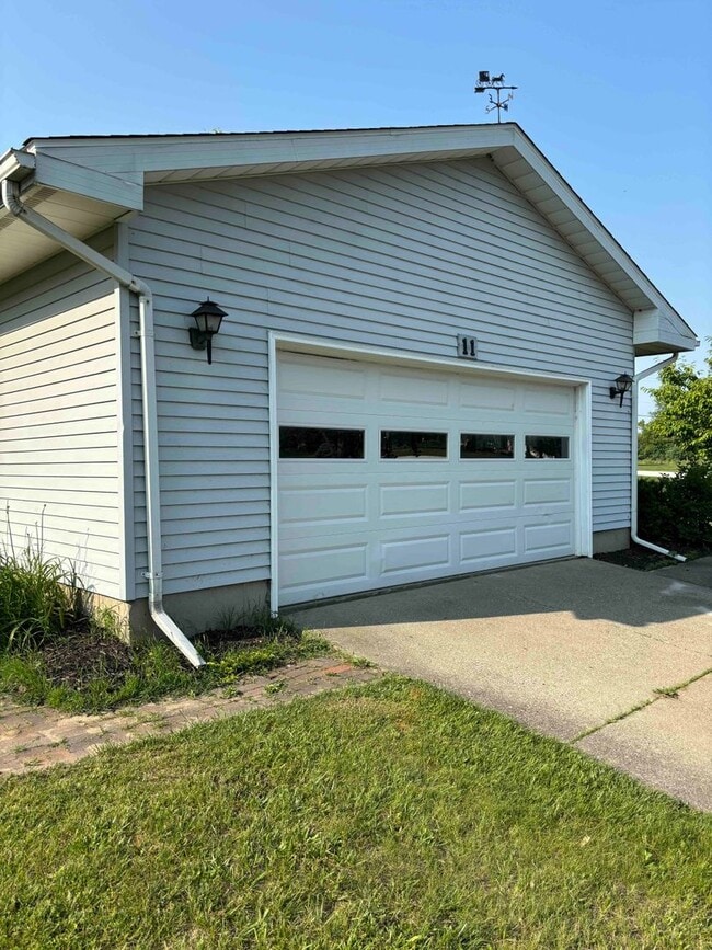 Building Photo - 3 bedroom, 1.5 bathroom Chelsea ranch - fr...
