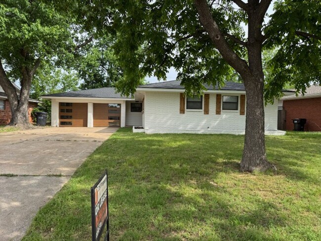 Primary Photo - Stunning and trendy 3 bed 2 bath 2 car gar...