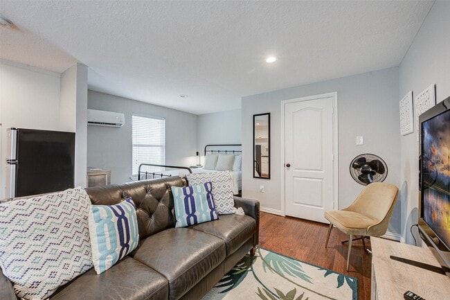 Building Photo - 921 Kern St