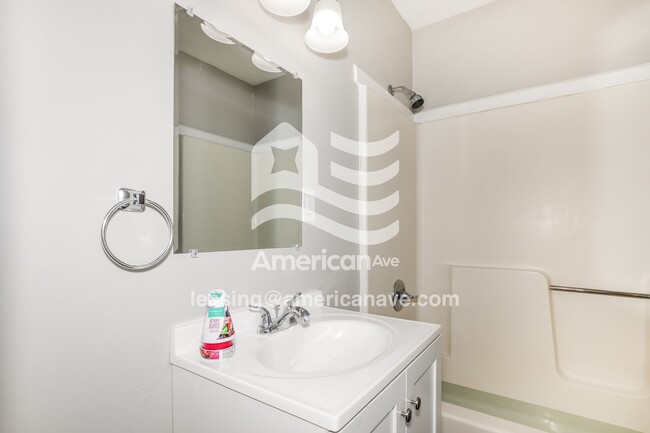 Building Photo - 417 W 6th St