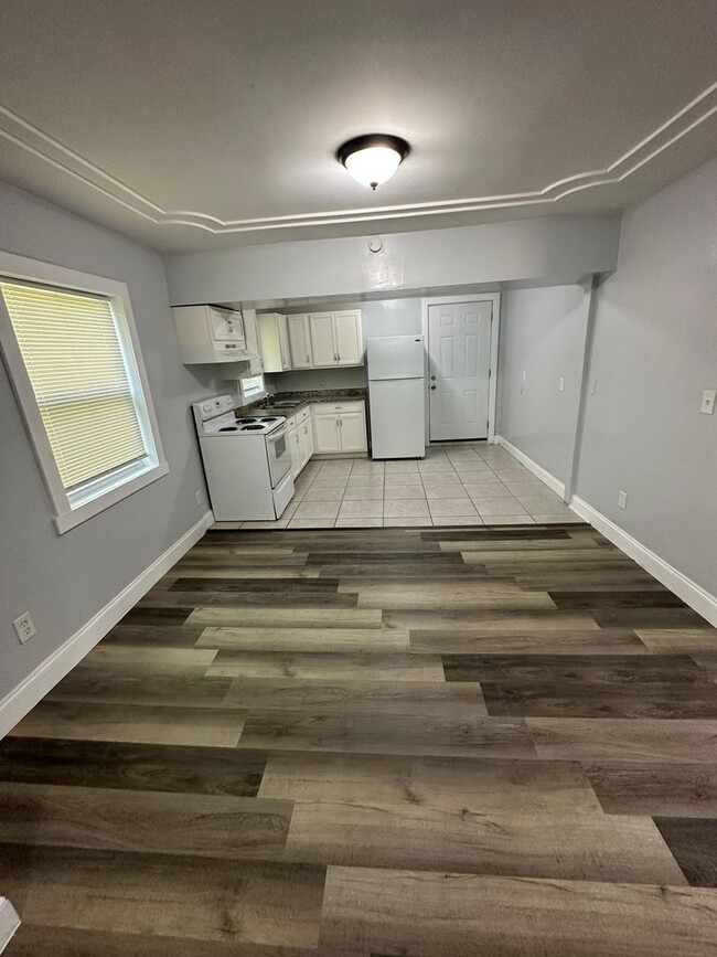 Building Photo - Fully Renovated 3/1 Single Family Ready to...