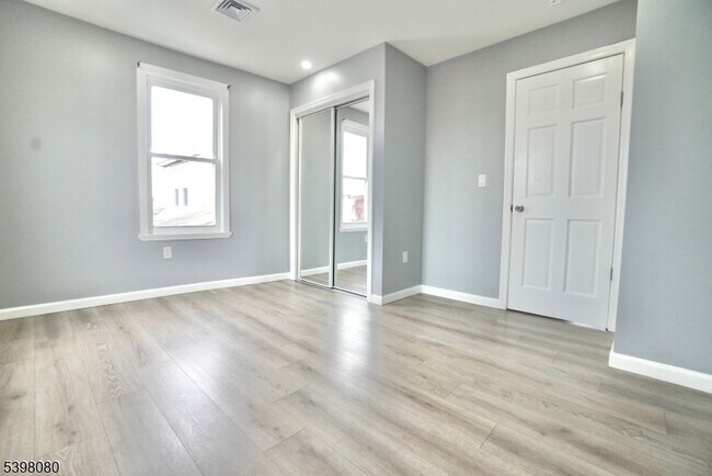 Building Photo - 60 Sidney St