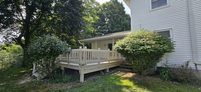 Building Photo - 819 Elm St