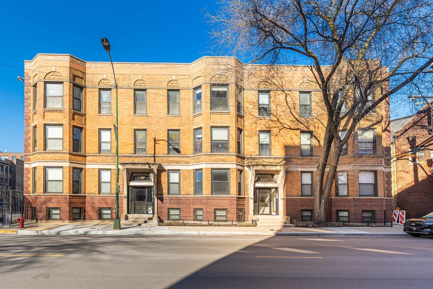 Building Photo - 726 W Addison St