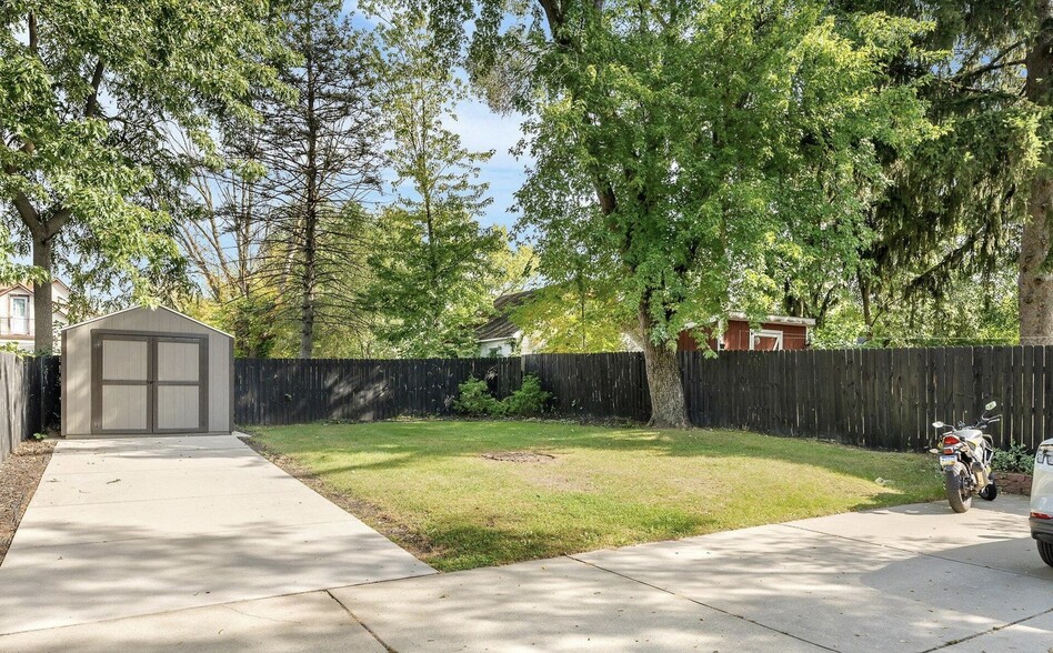 Building Photo - 2040 Roos Ave SW